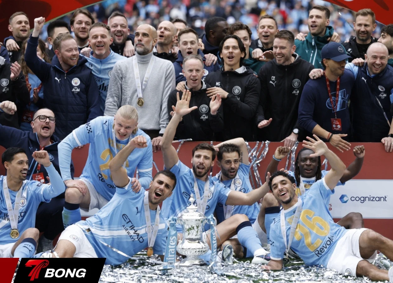 Guardiola ăn mừng chức vô địch FA Cup cùng học trò