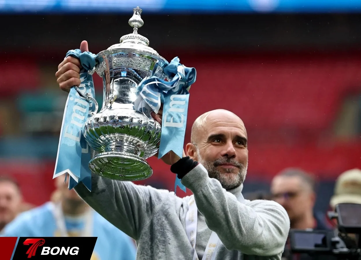 Pep Guardiola giương cao cúp vô địch FA Cup