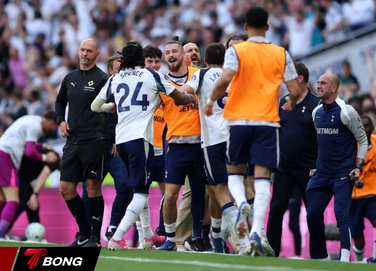 Tottenham ăn mừng chiến thắng trụ hạng thành công