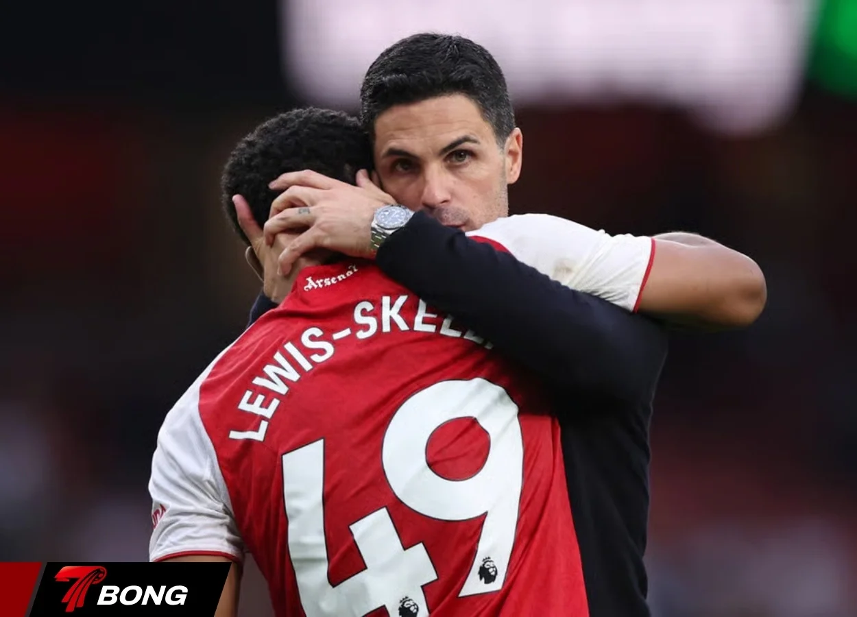 Arteta động viên học trò sau trận đấu đáng quên