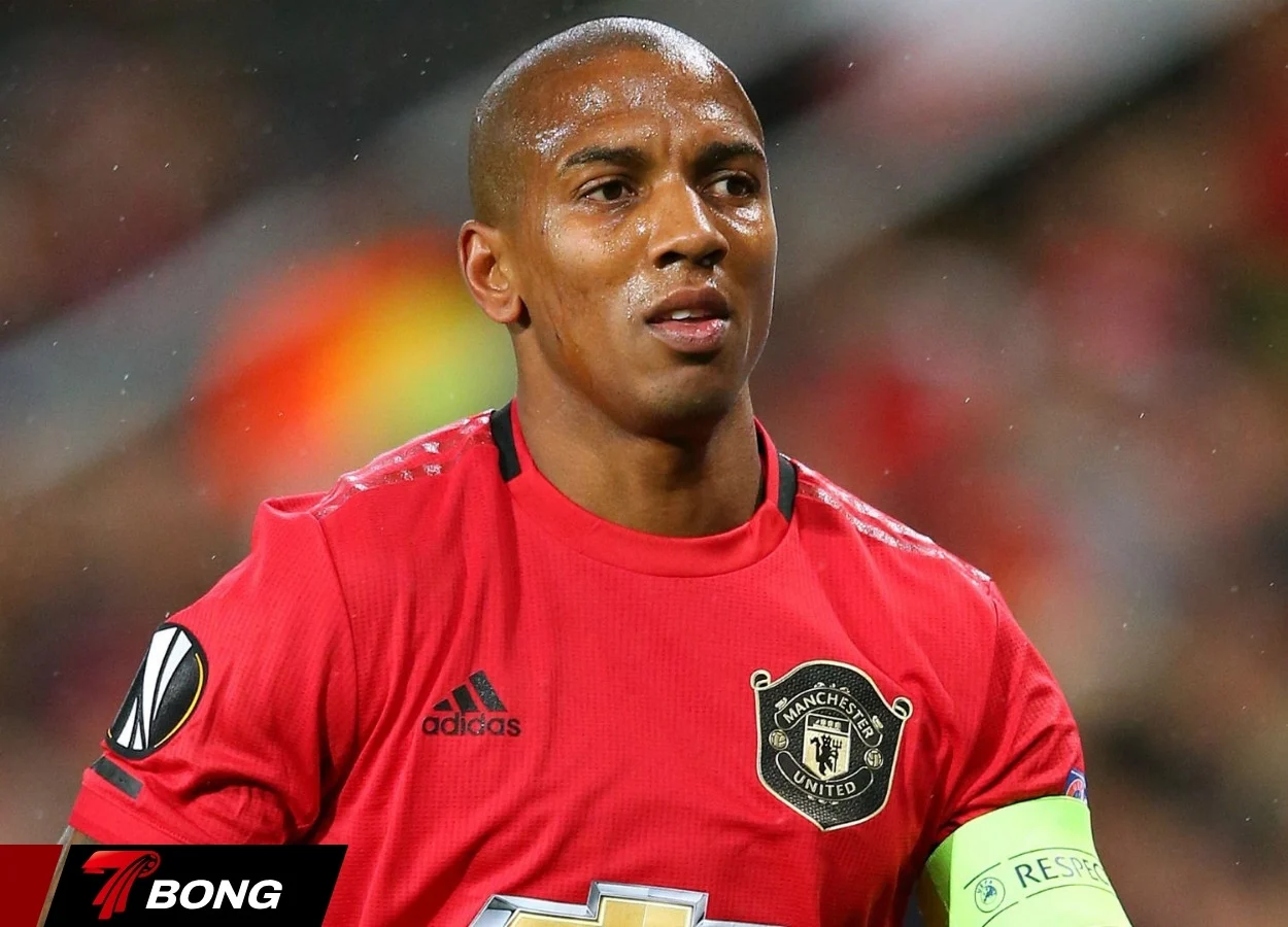 Ashley Young chia sẻ cảm xúc về quyết định