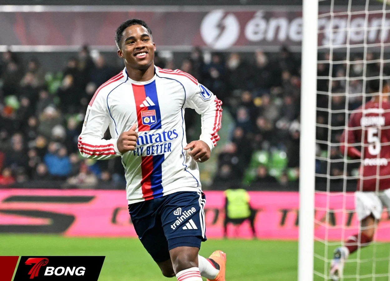 Chân sút trẻ hòa nhập tốt với đồng đội Lyon