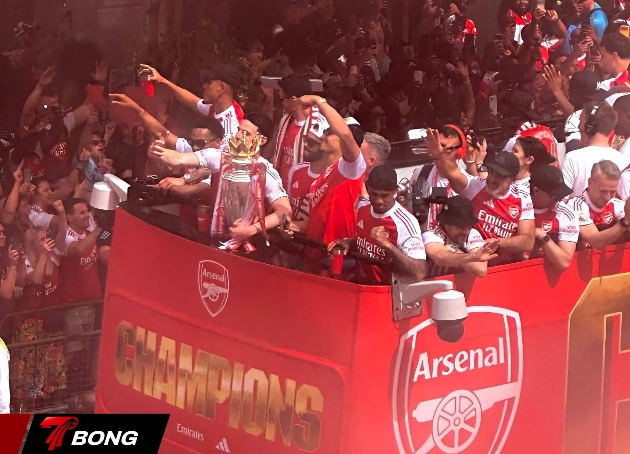 Chiếc cúp Ngoại hạng Anh rực rỡ giữa biển người hâm mộ Arsenal