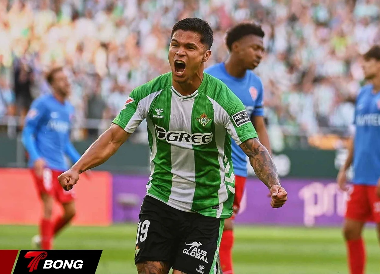 Cucho Hernandez ghi bàn cho Real Betis