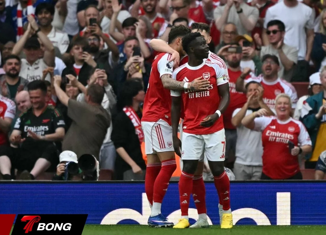 Cuộc đua vô địch Premier League nghiêng hẳn về Arsenal