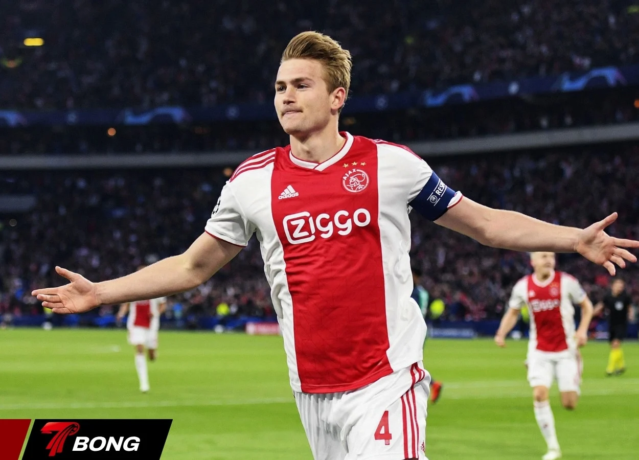 De Ligt khởi đầu sự nghiệp tại Ajax