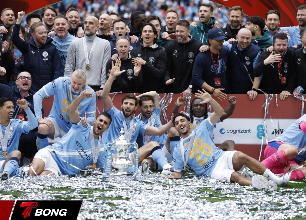 Đội bóng ăn mừng chức vô địch FA Cup