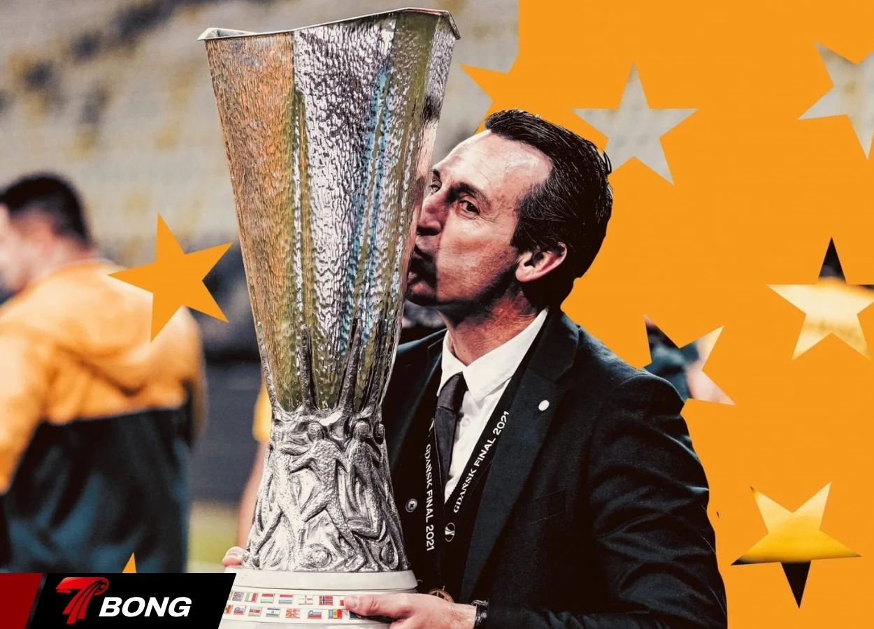 Emery nâng cao chiếc cúp Europa League lịch sử