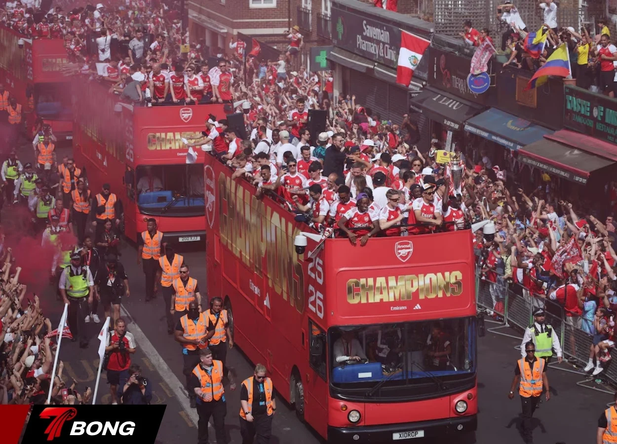 Hàng trăm ngàn CĐV Arsenal phủ đỏ đường phố Bắc London