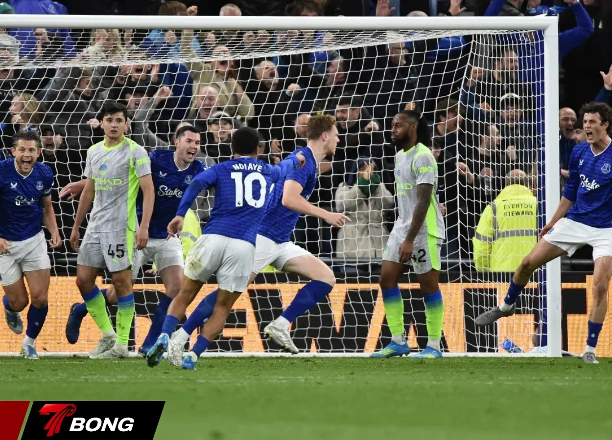 Man City sụp đổ trong hiệp hai