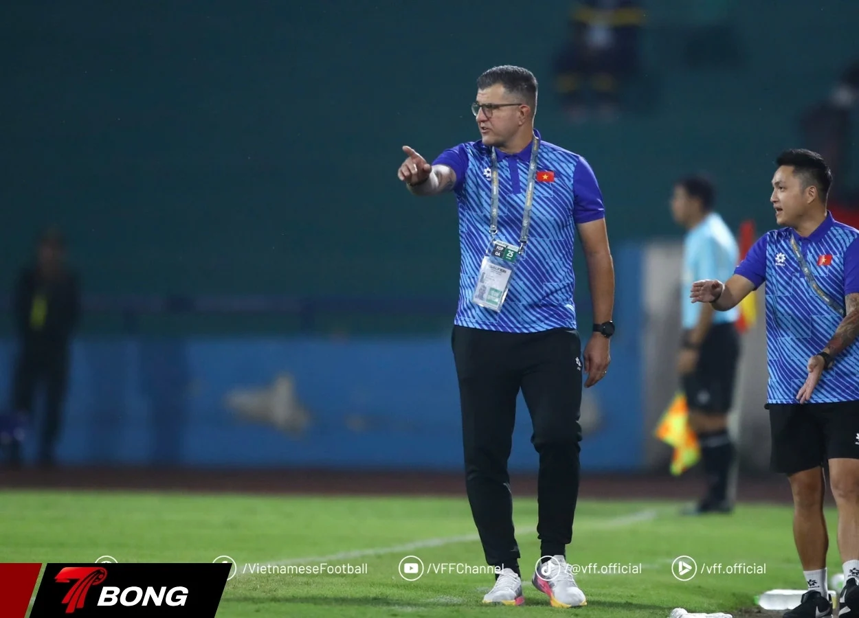 Nút thắt trong hợp đồng của HLV Cristiano Roland
