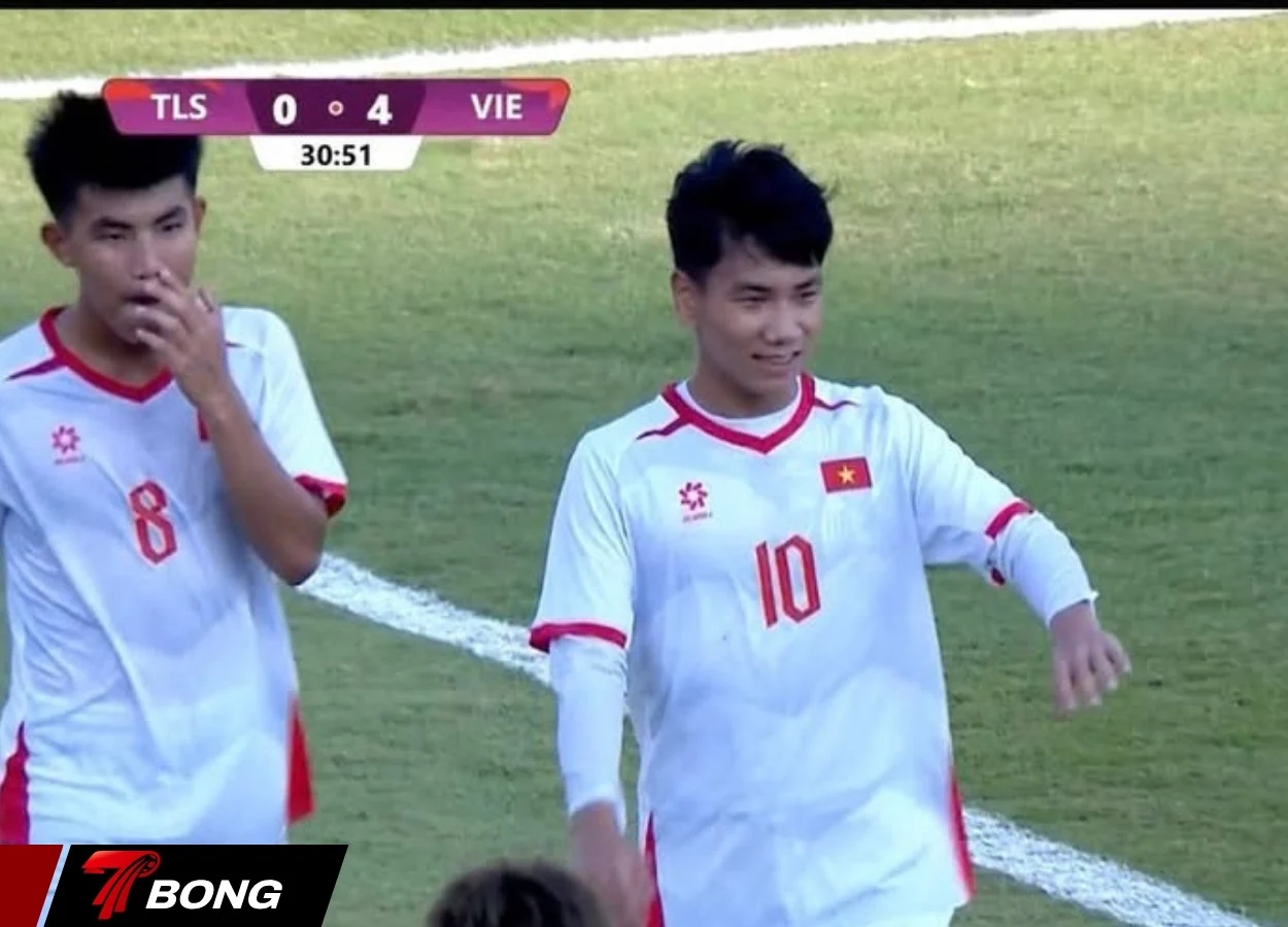 Nguyễn Lực ghi hat-trick siêu phẩm đá phạt