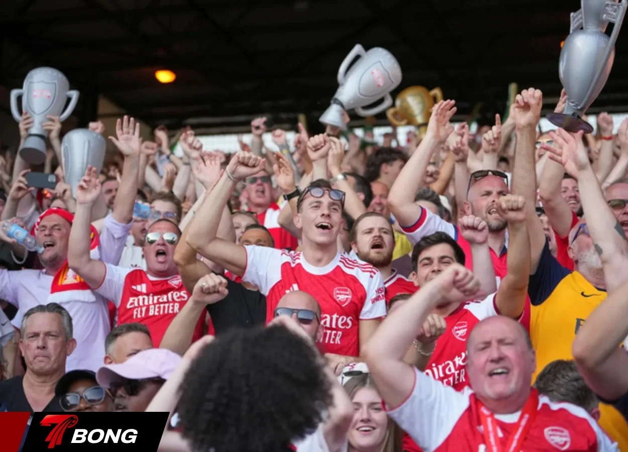 Cổ động viên Arsenal ăn mừng chức vô địch