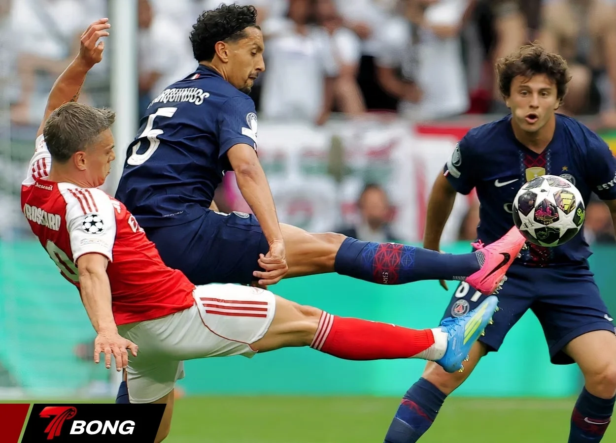 Trossard tranh chấp với Marquinhos gây tranh cãi