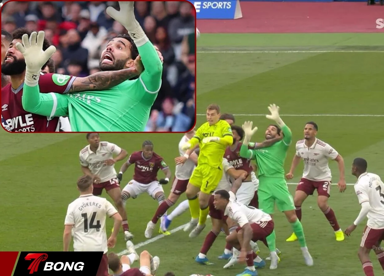 VAR hủy bàn gỡ của West Ham vì phạm lỗi thủ môn Raya