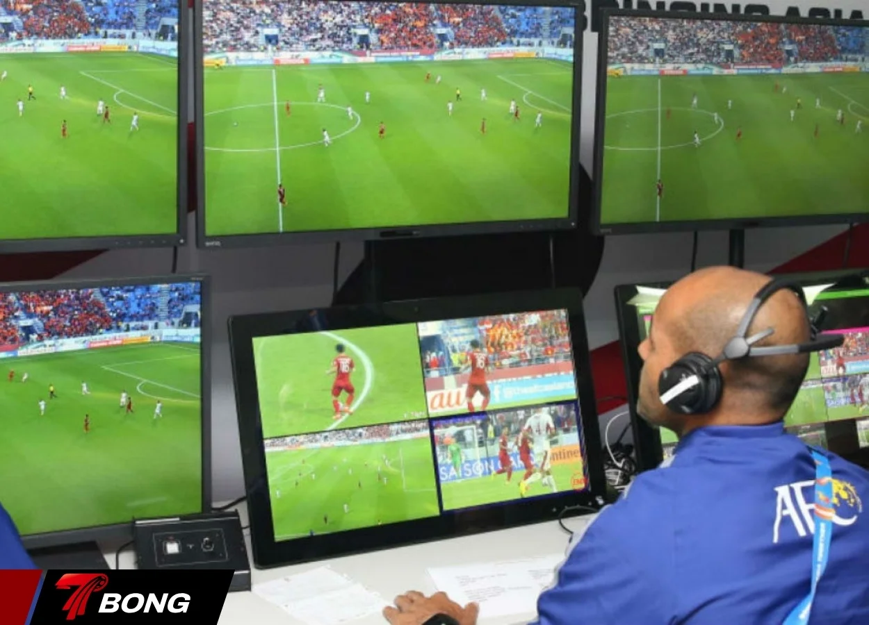 VAR sẽ can thiệp các pha phạm lỗi trước đá phạt