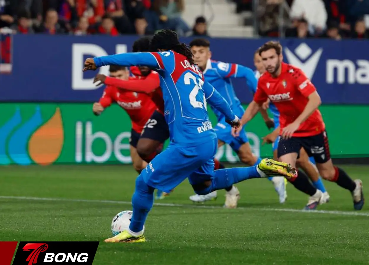 Ademola Lookman mở màn trận đấu trên chấm phạt đền