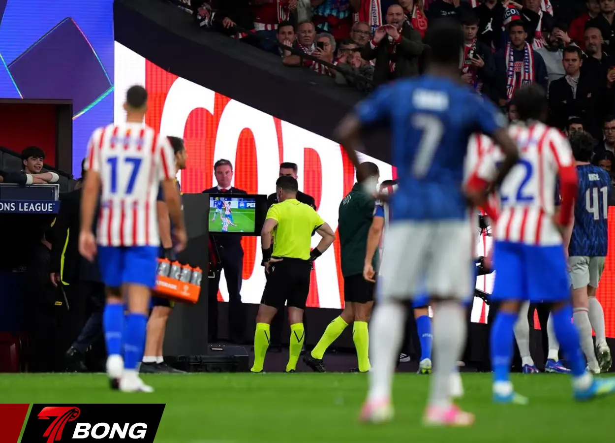 Tình huống khước từ penalty ở phút 81 do VAR khiến CĐV Arsenal không hài lòng