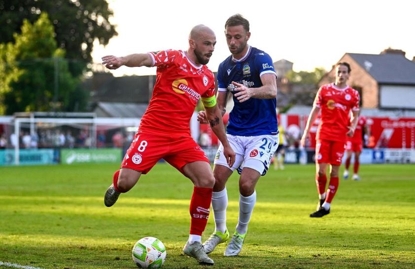 Linfield Trở Lại Đối Đầu Shelbourne: Cuộc Trận Chiến Hấp Dẫn Sau Chiến Thắng Huyền Thoại Trước Vikingur!