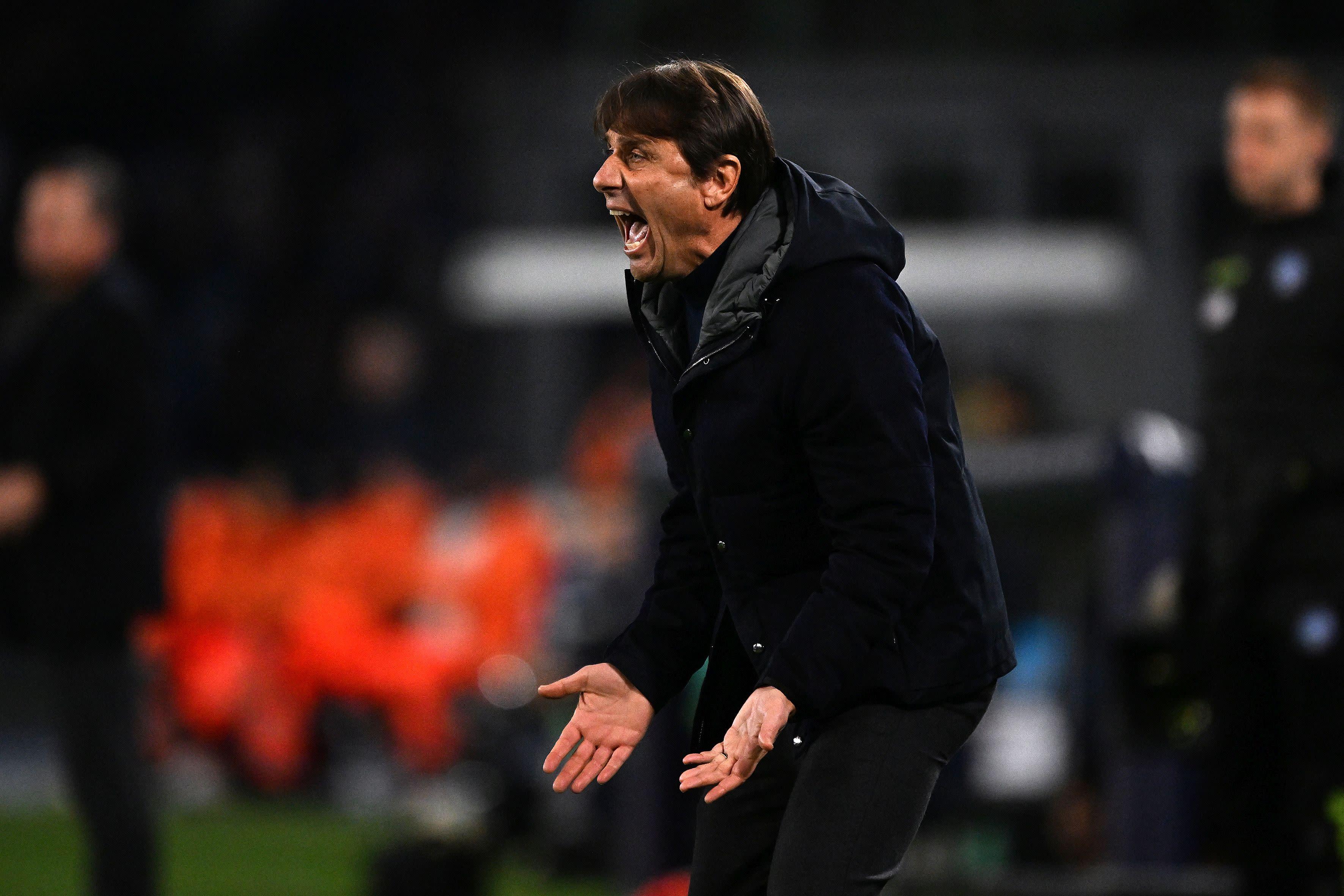 Conte thừa nhận Napoli 'đã dùng hết vốn may mắn' tại Serie A sau trận hòa Genoa