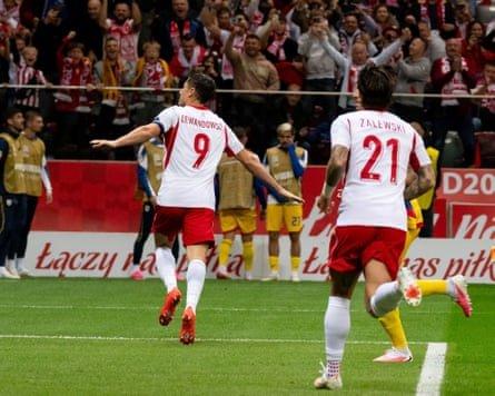 Lewandowski lập hat-trick trong chiến thắng hủy diệt 6-0 của Ba Lan