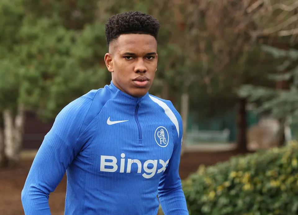 Manchester City Lên Kế Hoạch Chiêu Mộ Tiền Vệ Cánh Chelsea: Một Tài Năng Cho Tương Lai?