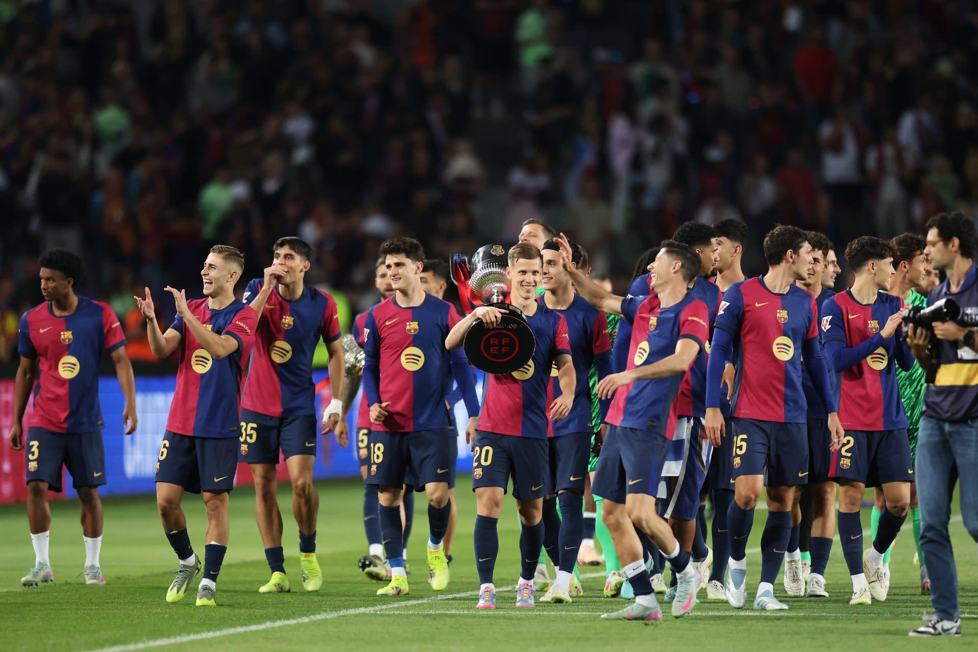Cầu thủ và nhân viên Barcelona sắp nhận thưởng lớn sau cú ăn ba nội địa