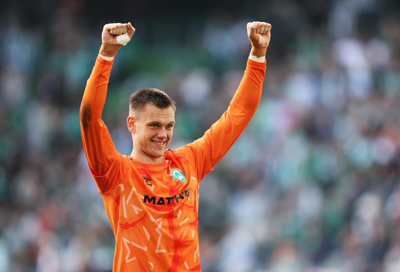 Werder Bremen đón tin vui từ thủ môn Karl Hein