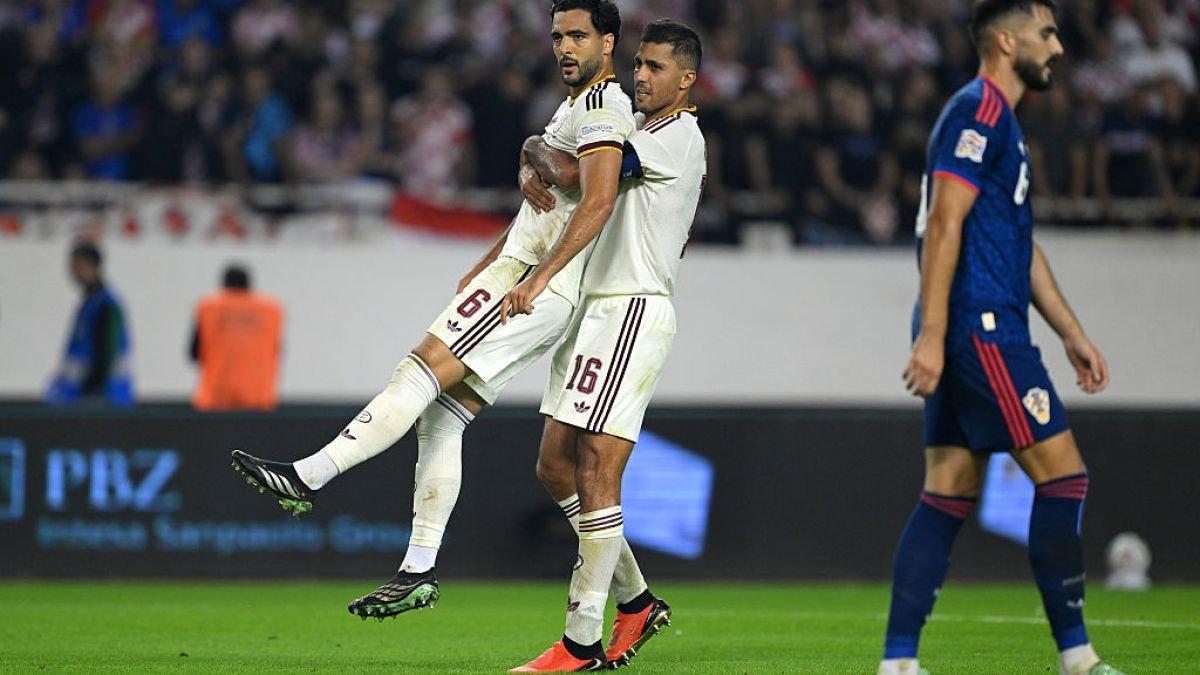 Vũ khí tối thượng Mikel Merino và nghệ thuật thay người của De la Fuente