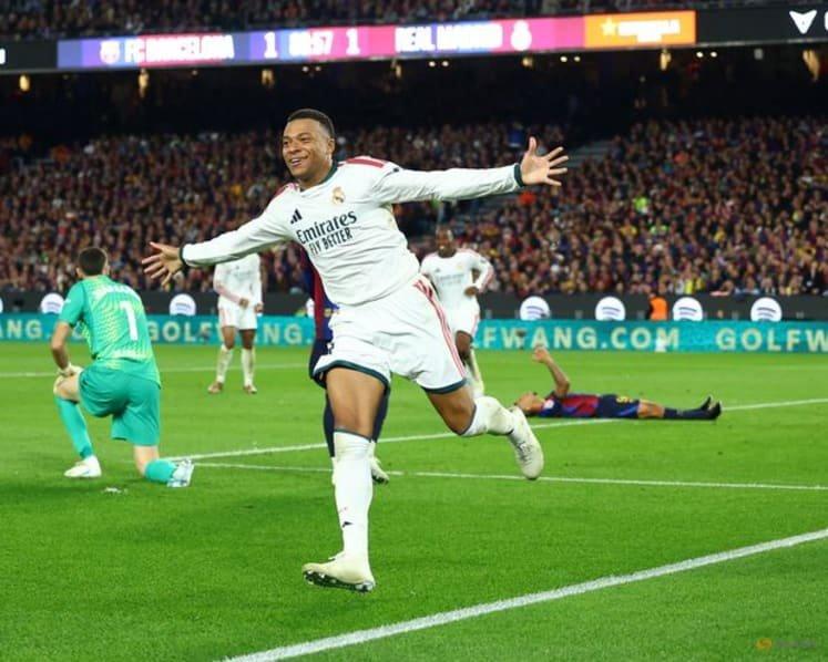 Real Madrid và Barcelona tranh giành Pedro Porro