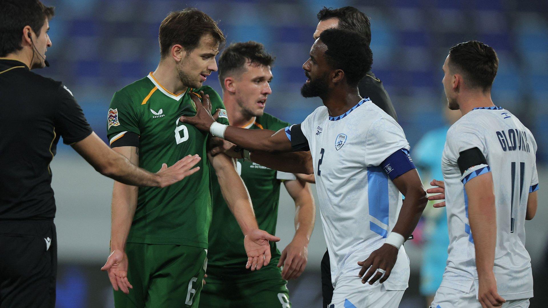 UEFA điều tra bê bối nhổ nước bọt trận Ireland - Israel