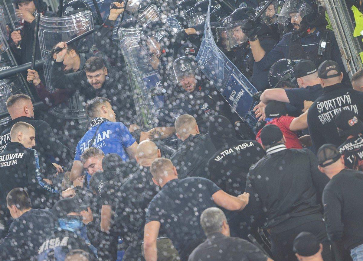 Án phạt nghiêm khắc từ UEFA và cái giá đắt cho Slovan Bratislava