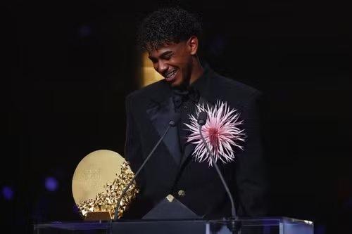 Thần đồng Lamine Yamal lập cú hat-trick Kopa Trophy ở tuổi 19