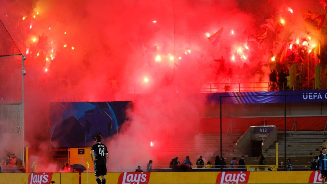 UEFA phạt nặng Lens và Slovan Bratislava vì pháo sáng