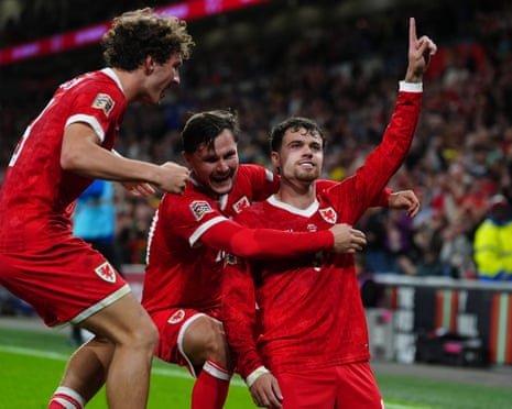 Xứ Wales lội ngược dòng hạ Na Uy, khóa chặt Haaland