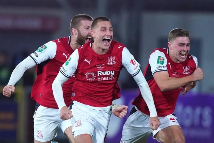 Arsenal bị đội hạng tư Fleetwood Town loại chấn động