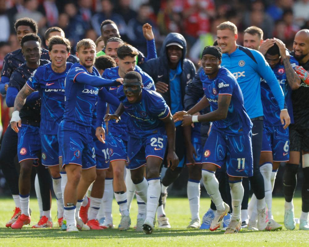 Màu xanh là sắc áo: Maresca phản pháo chỉ trích sau khi Chelsea chính thức giành vé dự Champions League