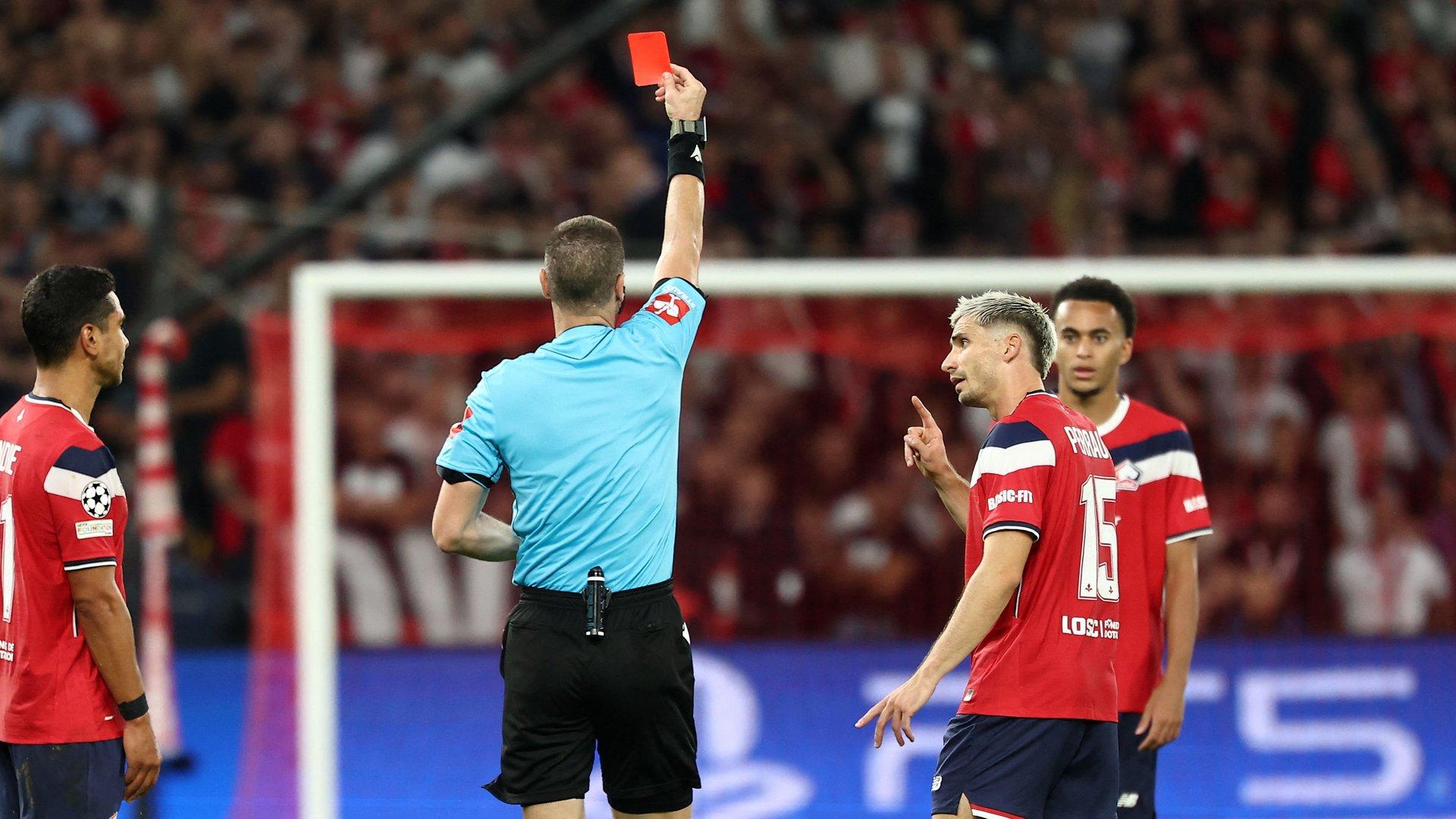 Cú thúc cùi chỏ tai hại và án phạt nghiêm khắc từ UEFA