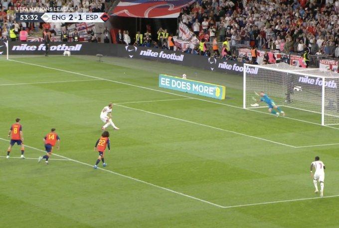 Bước ngoặt penalty và màn trừng phạt tàn nhẫn của La Roja
