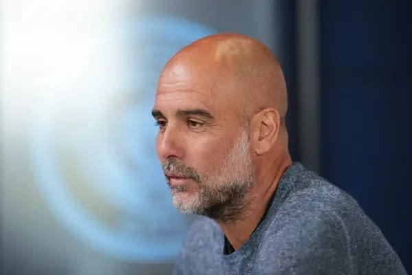 Pep Guardiola phản ứng gay gắt trước câu hỏi về kế hoạch chuyển nhượng của Man City