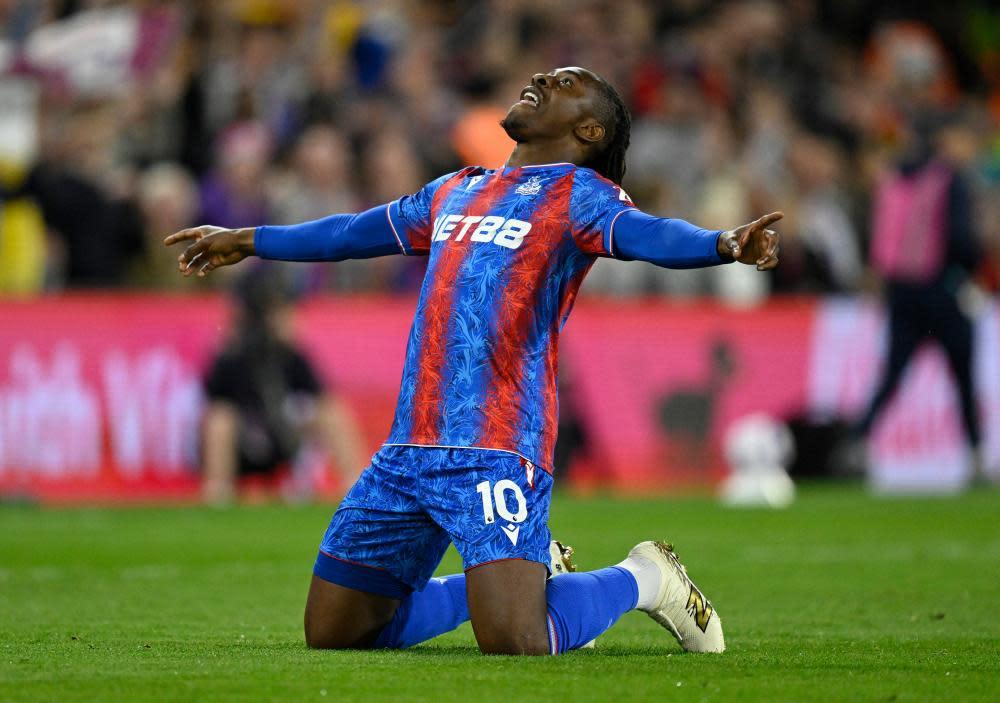 Crystal Palace tiếp tục bữa tiệc với siêu phẩm của Eze đánh bại Wolves