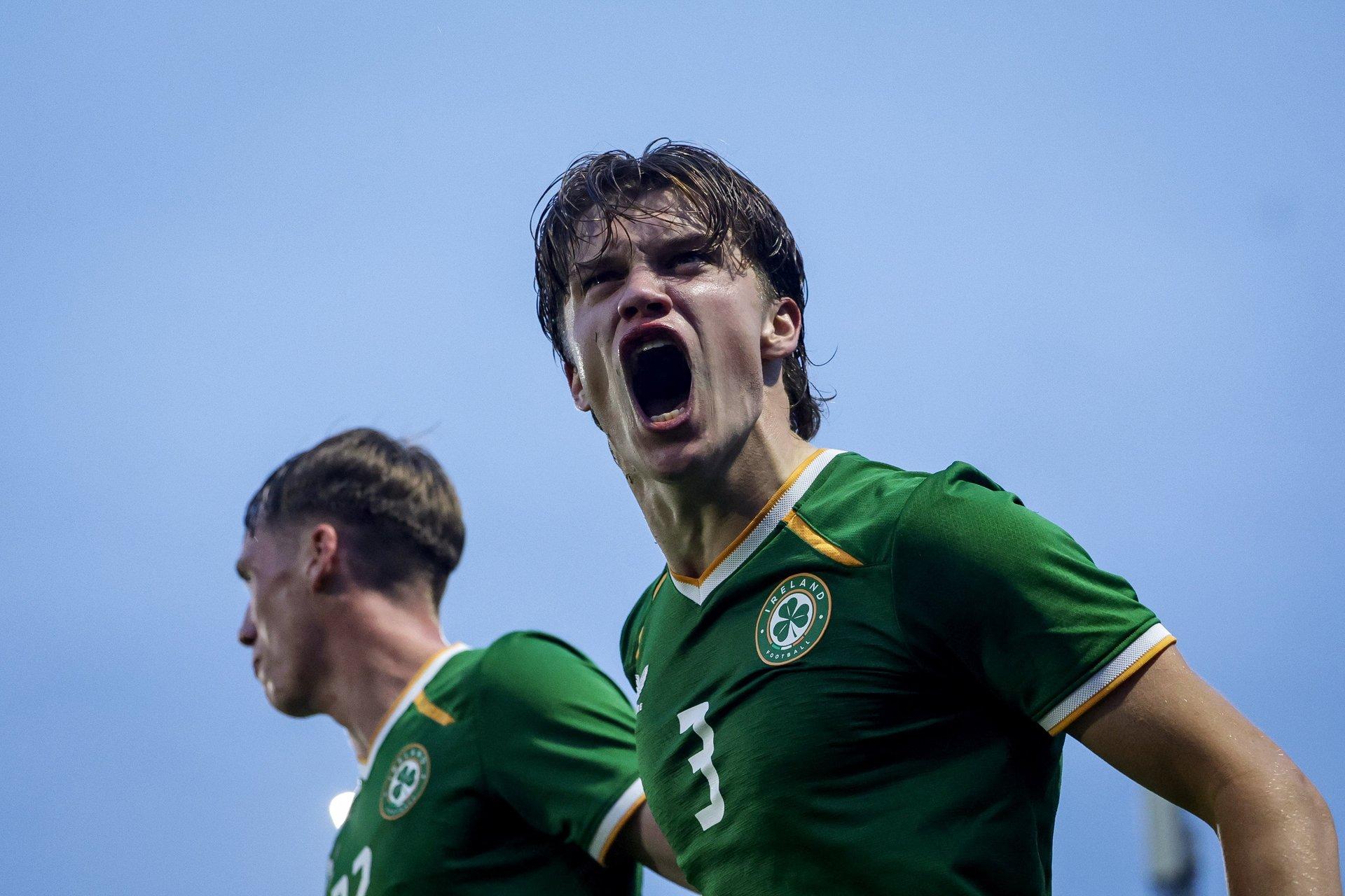 UEFA điều tra bê bối nhổ nước bọt cực căng giữa Israel và Ireland
