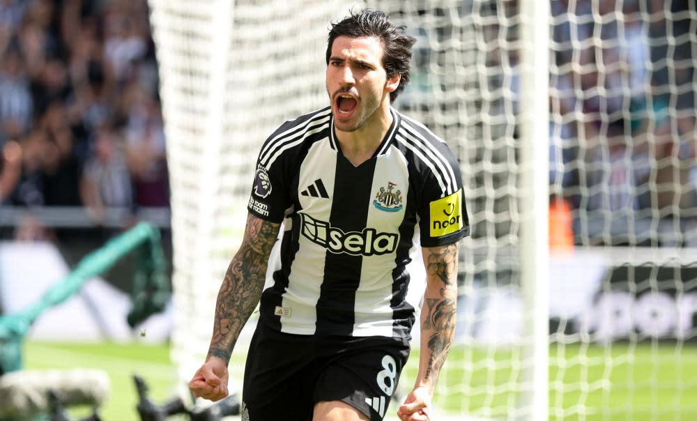 Newcastle mở rộng khoảng cách với Chelsea trong cuộc đua top 5 sau thẻ đỏ của Nicolas Jackson