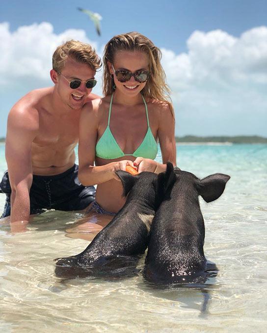 Hai nàng WAGs: Vợ sao MU và hôn thê Ronaldo trở thành bạn đồng hành