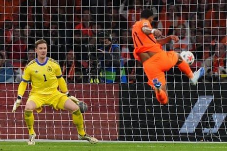 Kịch tính loạt trận mở màn: Klopp ra mắt, Ronaldo lỡ kỷ lục