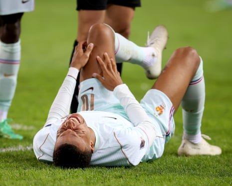 Pháp thắng tối thiểu ngày Zidane ra mắt, Mbappe chấn thương