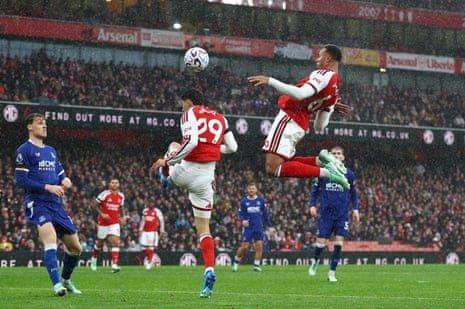 Arsenal hạ Everton 2-0, san bằng điểm số với ngôi đầu