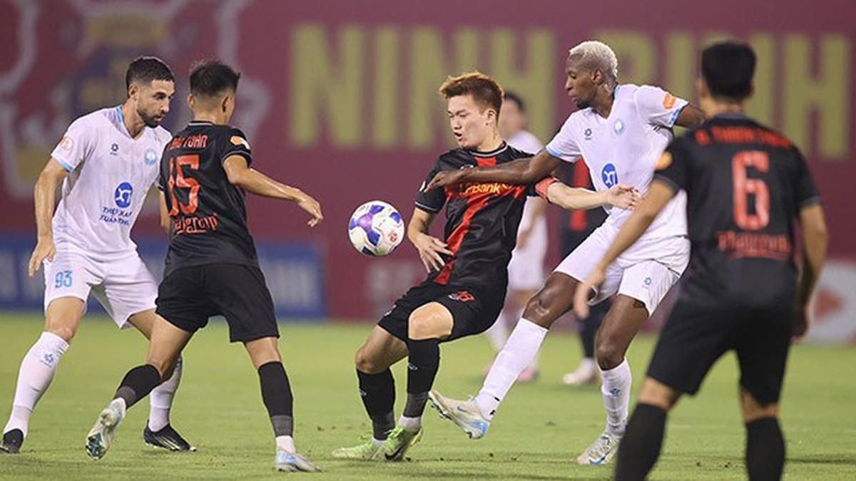 Ninh Bình FC: Sức mạnh hủy diệt đối mặt bài toán quá tải