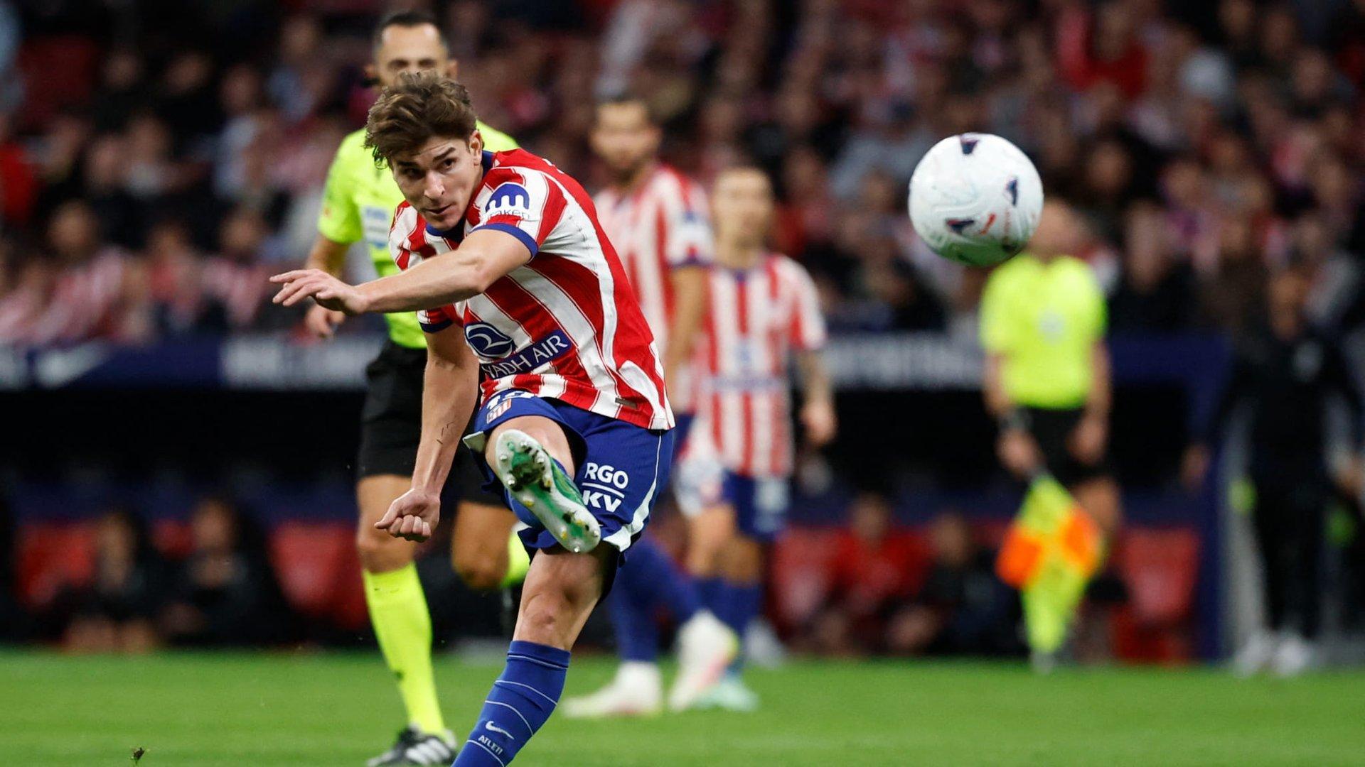 Atletico Madrid áp sát ngôi đầu và kịch tính derby Valencia