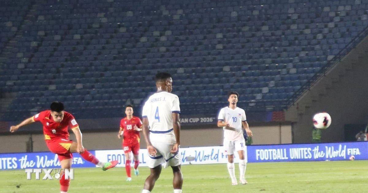 Việt Nam 1-0 Philippines: Đình Bắc tỏa sáng, Xuân Son rời sân bằng cáng